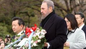 El líder de la Revolución Cubana, Fidel Castro, rinde tributo a las víctimas de la bomba atómica estadounidense que destruyó la ciudad japonesa de Nagasaki. Foto: Archivo. El líder de la Revolución Cubana, Fidel Castro, rinde tributo a las víctimas de la bomba atómica estadounidense que destruyó la ciudad japonesa de Nagasaki. Foto: Archivo.