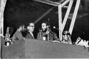 Al clausurar el I Congreso Latinoamericano de Juventudes, en el Estadio del Cerro, Fidel anuncia la nacionalizaciòn de empresas estadounidenses radicadas en Cuba. En la foto, de izquierda a derecha, Juan Almeida, Osvaldo Dorticós, Fidel y Efigenio Ameijeiras. Foto: Rogelio Arias