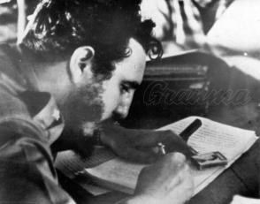 Fidel firmando la Ley de Reforma Agraria el 17 de mayo de 1959 Foto: Archivo 