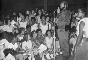 Fidel Castro junto a jóvenes alfabetizadores. Foto: Archivo de Granma Fidel Castro junto a jóvenes alfabetizadores. Foto: Archivo de Granma