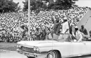 Fidel Castro durante su visita a Guinea, en el acto en honor a la delegación cubana, en el estadio "28 de septiembre". Lo acompaña Ahmed Sekou Touré, presidente de ese país y Agosthino Neto, presidente del Movimiento para la Liberación de Angola, el 5 de mayo de 1972. 