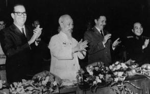 En el encuentro de Ho Chi Minh con Raúl en octubre de 1966, el Tío Ho le expresó su agradecimiento por la ayuda de Cuba y de Fidel, y le comentó que «entre Cuba y Vietnam hay tanta distancia que cuando uno duerme el otro está despierto (…), hay que decir que el Sol nunca se pone para la bandera de la Revolución». Foto: Archivo de Granma En el encuentro de Ho Chi Minh con Raúl en octubre de 1966, el Tío Ho le expresó su agradecimiento por la ayuda de Cuba y de Fidel, y le comentó que «entre Cuba y Vietnam hay tanta distancia que cuando uno duerme el otro está despierto (…), hay que decir que el Sol nunca se pone para la bandera de la Revolución». Foto: Archivo de Granma