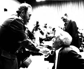 Fidel con Jesús Orta Ruiz, el Indio Naborí, en el VI Congreso de la UNEAC