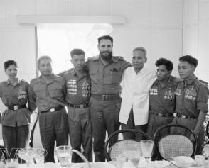 Fidel Castro Ruz y Pham Van Dong en Quang Tri, Vietnam en 1973