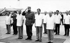 Llegada de Fidel al aeropuerto de Gia Lam. Fue recibido por Le Duc Anh, Phazm Van Dong y otros dirigentes. Foto: Jorge Oller