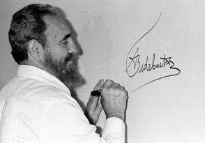 Fidel Castro firma el mural autografiado por los mandatarios participantes en la Cumbre Iberoamericana celebrada en Cartagena de Indias, Colombia, 16 de junio de 1994. Foto: Liborio Noval / Sitio Fidel Soldado de las Ideas