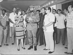 Fidel inaugura el Censa el 1ro. de septiembre de 1980 junto a quien fuera su directora durante diez años, la científica Rosa Elena Simeón