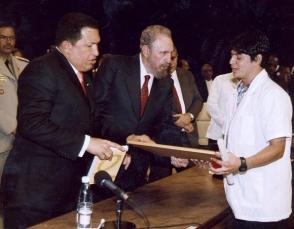 Fidel, Chávez y otros mandatarios y personalidades de América Latina y el Caribe presidieron la Primera Graduación de la Escuela Latinoamericana de Medicina (ELAM), 20 de agosto de 2005. Foto: Estudios Revolución