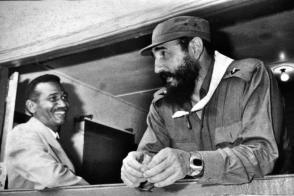 El Comandante de la Revolución Juan Almeida Bosque junto al Comandante en Jefe Fidel Castro Ruz. Foto: Archivo de Granma