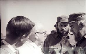 Fidel junto al Cmdte. Rene Vallejo, durante la partida de los mercenarios de Playa Giron, para Estados Unidos, 23 de diciembre de 1962. 