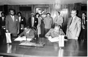 Fidel Castro y San Nujoma en la firma del protocolo entre Cuba y Namibia. Foto: Orlando Cardona