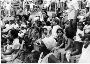 Un grupo de niños recién rescatados junto a sus Educadoras y familiares muestran sus caritas impresionadas por el incendio de su círculo. Foto: Fernández, Aramís