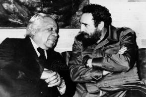 Fidel y Guillén, quien en su verso y en su prosa abrazó las más nobles causas. Foto: Archivo de Granma