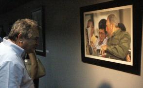 El ministro de Cultura, Julián González Toledo, observa una foto de Ismael Francisco durante la inauguración de la expo “Fidel, soldado de las ideas”.