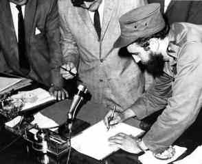 Fidel firma il suo incarico di Primer Ministro, attività che fu molto intensa nel 1959. Photo: Archivo
