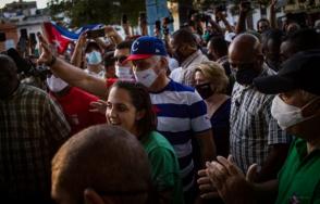 El Presidente cubano se apareció en La Tángana juvenil en el Parque Trillo. Foto: Yusmilis Dubrosky / Cubadebate El Presidente cubano se apareció en La Tángana juvenil en el Parque Trillo. Foto: Yusmilis Dubrosky / Cubadebate