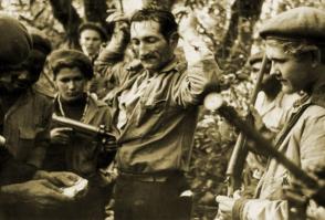Marzo de 1961. Jóvenes milicianos capturan a un alzado durante las operaciones de la Lucha Contra Bandidos, también conocida como Limpia del Escambray. /Foto: Archivo de Granma Marzo de 1961. Jóvenes milicianos capturan a un alzado durante las operaciones de la Lucha Contra Bandidos, también conocida como Limpia del Escambray. /Foto: Archivo de Granma