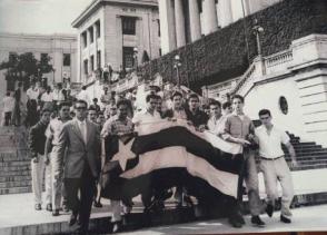 José Antonio Echeverría, acompañado de sus compañeros, bajando la Escalinata de la Universidad de La Habana durante una manifestación estudiantil. Autor: Archivo de JR Publicado: 23/02/2021