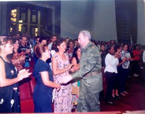 Liudmila le pide a Fidel que firme su foto de recuerdo.