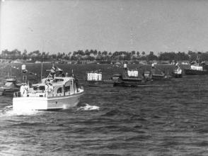 El yate Granma pasa revista a unidades navales en la Bahía de Cabañas, el 3 de agosto de 1963. Foto: Archivo de Verde olivo