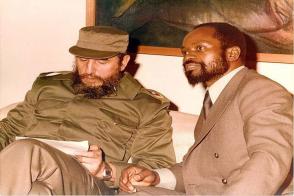 Fidel Castro junto a Samora Machel