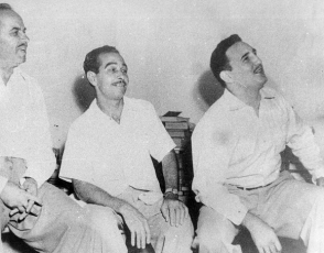 Fidel Castro junto a un grupo de periodistas