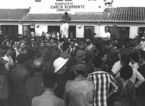 Fidel Castro con algunos miembros del Gobierno Revolucionario.