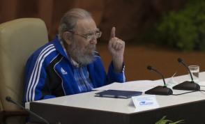 Fidel Castro pronuncia discurso en la clausura del VII Congreso del PCC