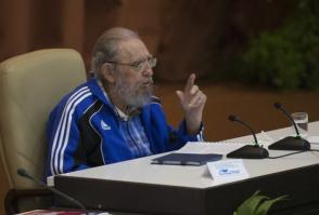 Fidel Castro pronuncia discurso en la clausura del VII Congreso del PCC