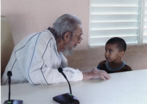 Fidel Castro conversa con un niño en el complejo educacional Vilma Espín 