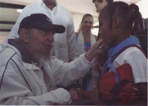 Fidel Castro saluda a estudiantes en el Complejo educacional Vilma Espín