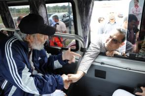 Fidel Castro Ruz junto a integrantes del «II Vuelo de la Solidaridad Bolívar-Martí, un puente de pueblo a pueblo»