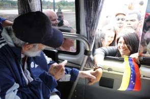 Fidel Castro Ruz junto a integrantes del «II Vuelo de la Solidaridad Bolívar-Martí, un puente de pueblo a pueblo»