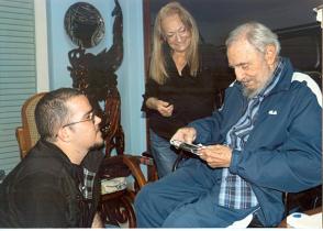 Fidel Castro y Randy Perdomo, presidente de la FEU de la Universidad de la Habana