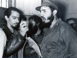 Fidel Castro junto Jorge Enrique Mendoza capitán del Ejército Rebelde.