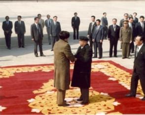 Es recibido por el Jefe de Estado de la nación Kim II Sung durante su viaje a la República Popular Democrática de Corea