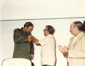 Fidel Castro recibe Distinción Félix Elmuza, 26 de mayo de 1986