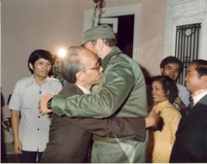 Recibe la Medalla Ho Chi Minh durante una visita a Vietnam