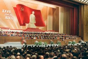Pronuncia discurso en el XXVII Congreso del Partido Comunista de la Unión Soviética (PCUS), en Moscú