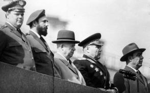Fidel Castro junto a dirigentes de la URSS
