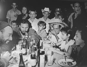Fidel Castro junto a campesinos en la Ciénaga de Zapata