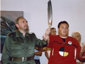 Fidel Castro Ruz junto a Daniel Daniel Yang, dirigente juvenil del Movimiento Indio Americano