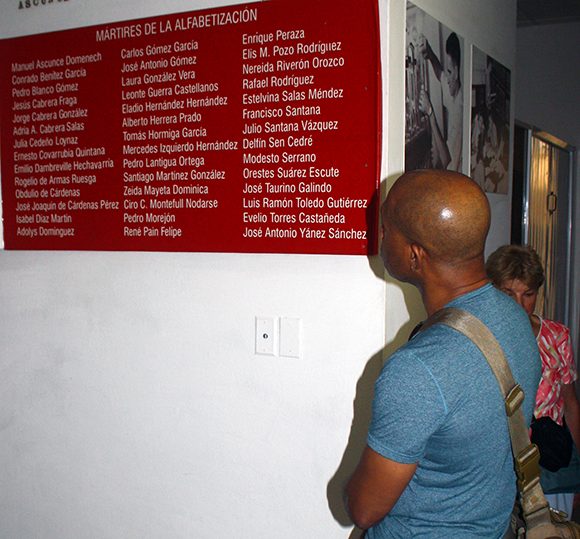 Un visitante observa la lista de mártires de la Campaña de Alfabetización