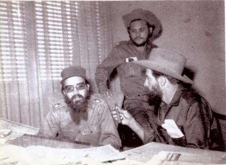 Camilo Cienfuegos al lado de Felipe Guerra Matos y a sus espaldas Nené López, ayudante de Camilo, en la Ciudad Deportiva, donde radicaba la Dirección Nacional de Deporte.