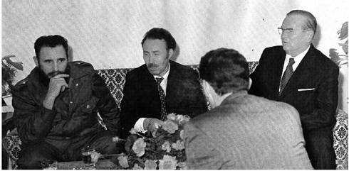 El Comandante en Jefe Fidel Castro Ruz, en Argel, con el Presidente argelino Hovari Boumedien( al centro) y Josip Broz Tito, Jefe de Estado, de la ex Yugoslavia (en el extremo derecho).