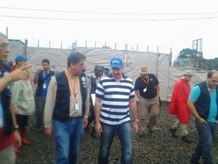 El embajador cubanos Jorge Fernando Lefebre Nicolás visita el hospital en Congo Town.