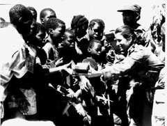 Los combatientes de Cuito Cuanavale construyeron juguetes para los niños de las aldeas cercanas.