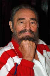 Fidel, de pie, para librar nuevas batallas. Foto: Estudios Revolución. 13 de agosto 2006