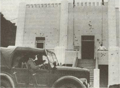 Fidel, al volante, arriba con los periodistas al cuartel Moncada, donde tiene lugar una  parte de su relato. 