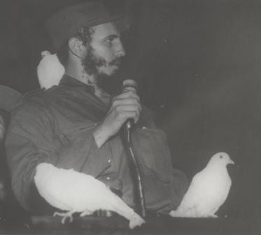Ya Fidel Castro está en La Habana. Ya está en la ciudad militar rebelde de Columbia donde antes el dictador tuviera sus mejores tropas. Ahora están allí Camilo Cienfuegos y sus hombres. Y está también el pueblo. Fidel Castro va a hablar. La multitud que colma el polígono vibra de emoción. Y, como un símbolo, una paloma de inmaculado plumaje se posa sobre el hombro de Fidel